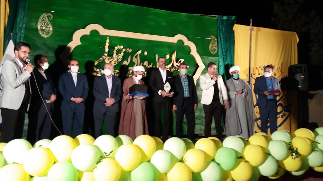 اهدای تندیس کرامت به علیرام نورائی توسط بنیاد ملی کرامت